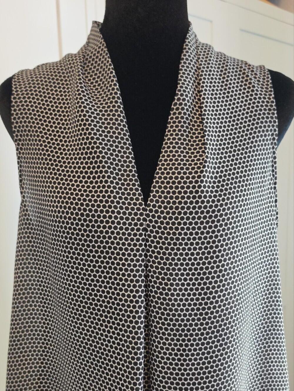 Max Studio Black & White Sleeveless V-Neck Geometric Top - Picture 8 of 10